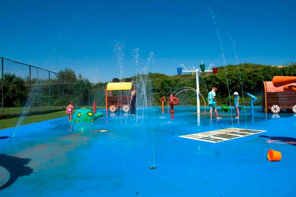 Kinder spielen auf einem Wasserspielplatz im Side Star Resort Hotel.