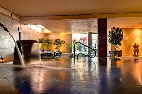 Innenpool im Barcelo Santiago Hotel mit Wasserfall und Pflanzen.