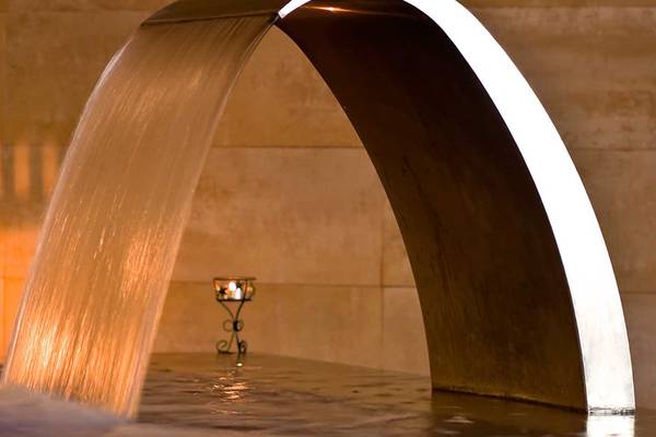Wasserfall im Innenpool des Barcelo Santiago Hotels bei Nacht