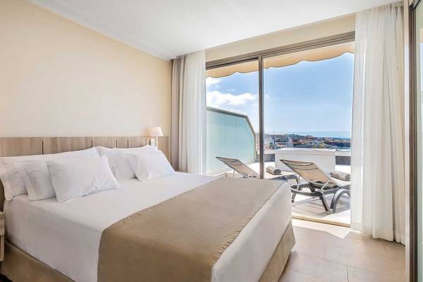 Hotelzimmer mit Meerblick im Barcelo Santiago, mit einem Bett, Balkon und Aussicht auf das Meer.