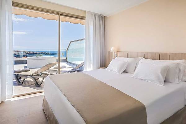 Zimmer im Barcelo Santiago Hotel mit Meerblick und Terrasse.