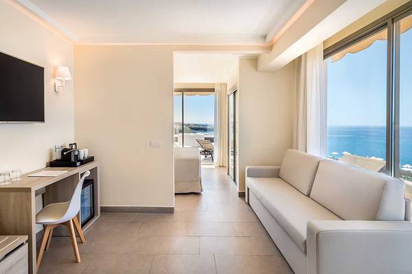 Hotelzimmer im Barcelo Santiago mit Meerblick, Schreibtisch, Fernseher und Sofa.