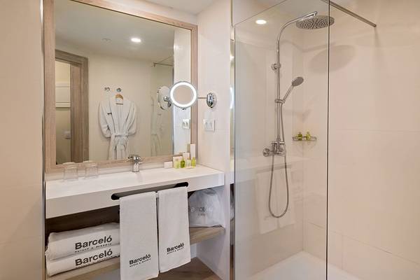 Badezimmer des Barcelo Santiago Hotels mit Dusche, Spiegel und Handtüchern.