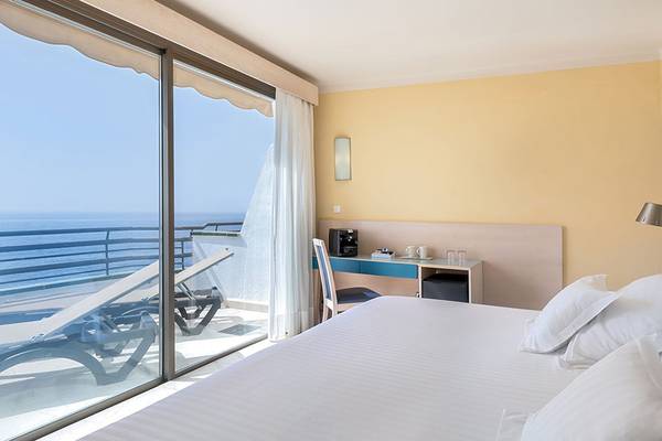 Zimmer im Barcelo Santiago Hotel mit Meerblick und Terrasse