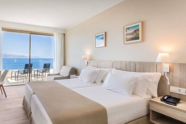 Hotelzimmer mit Meerblick im Barcelo Santiago mit Terrasse, zwei Betten, Schreibtisch und Aussicht auf das Meer.