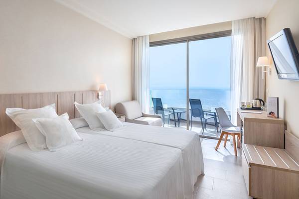 Doppelbettzimmer im Barcelo Santiago Hotel mit Meerblick, zeitgenössischem Design und Balkon.