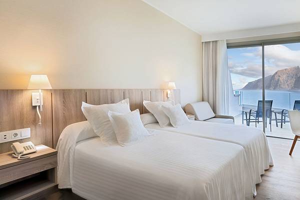 Doppelzimmer im Barcelo Santiago Hotel mit Meerblick und moderner Einrichtung.