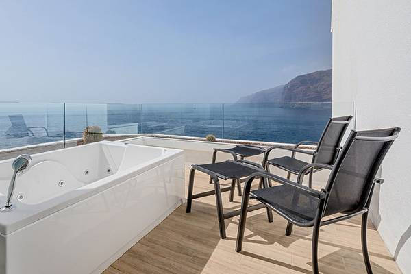 Terrasse mit Whirlpool und Meerblick im Barcelo Santiago Hotel.