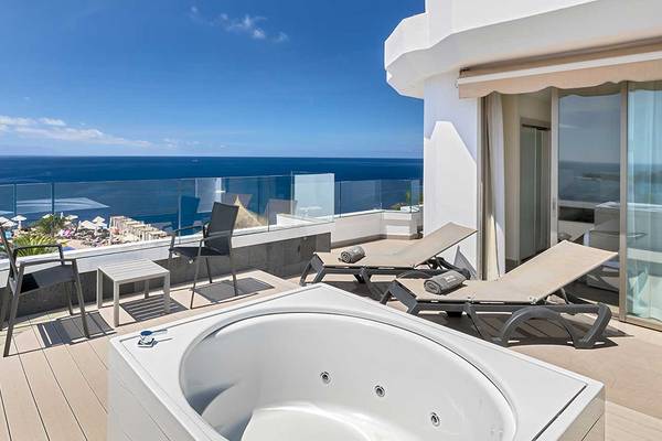 Balkon des Barcelo Santiago mit Whirlpool und Meerblick