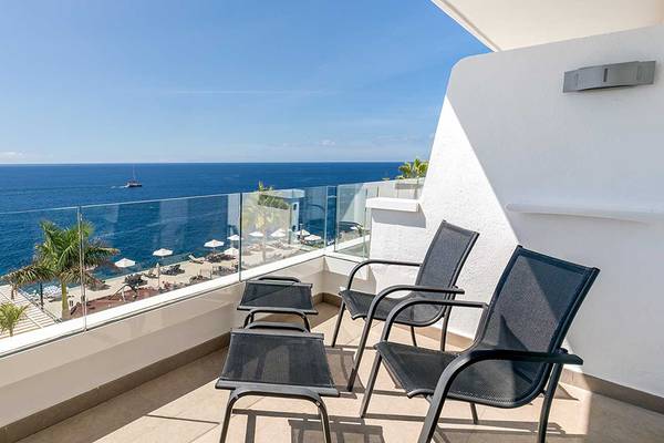 Balkon des Barcelo Santiago mit Panoramablick auf das Meer.