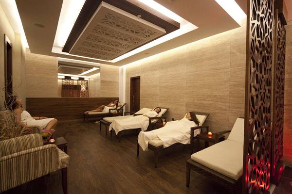 Spa-Lounge im Side Star Resort mit mehreren Liegen und dekorativen Elementen.