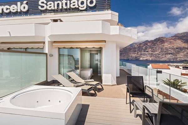 Ein moderner Balkon mit Whirlpool und Lounge-Liegestühlen im Barceló Santiago Hotel.