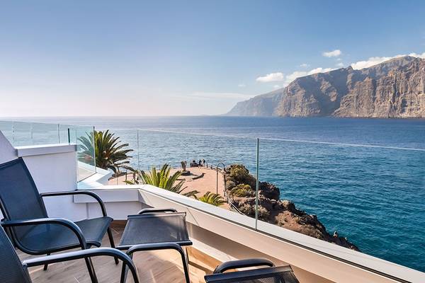 Balkon des Hotels Barcelo Santiago mit Blick auf das Meer und einen Felsen.