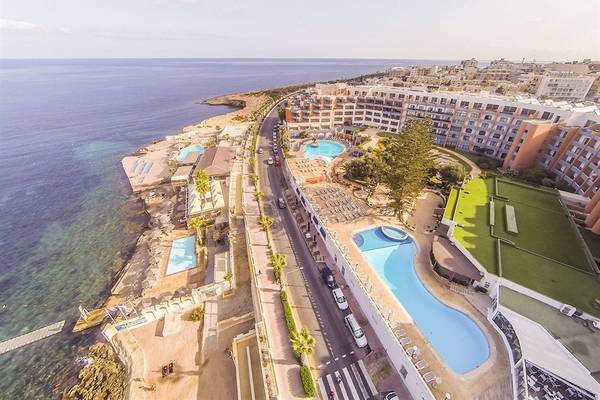 Luftaufnahme des Doubletree by Hilton Malta Resorts mit Swimmingpools und Meerblick.