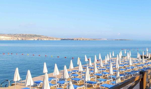 Außenpool und Strand des Doubletree by Hilton Malta mit Blick auf das Meer