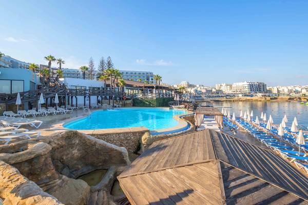 Außenpool mit Sonnenliegen am Doubletree by Hilton Malta