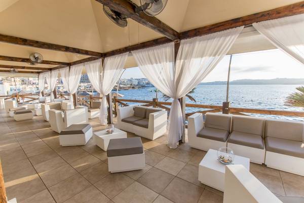 Terrasse des Doubletree by Hilton Malta mit Blick auf das Meer