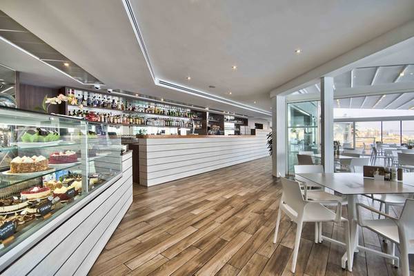 Innenansicht des Doubletree by Hilton Malta Hotel Restaurants mit Bar und Kuchen.