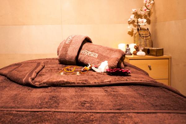 Spa-Behandlungstisch im Doubletree by Hilton Malta mit Myoka-Turban, Handtüchern und Dekoration
