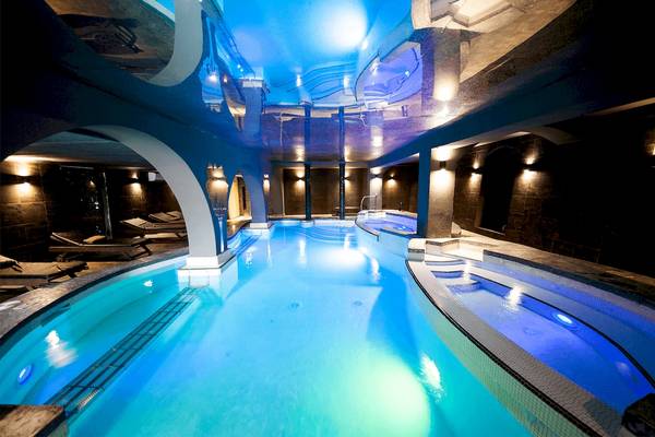 Innenansicht des beleuchteten Schwimmbads im Doubletree by Hilton Malta Hotel