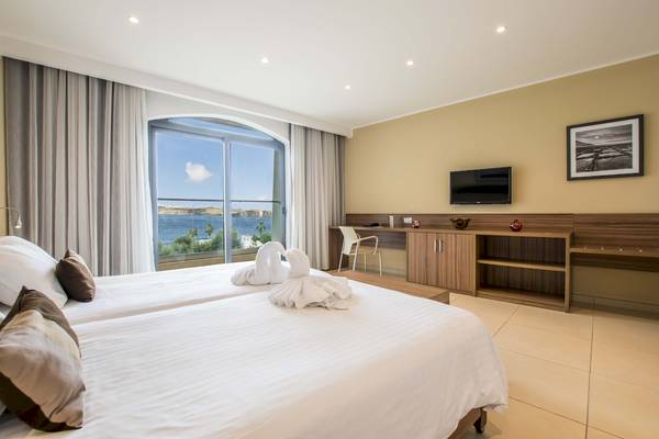 Doppelzimmer mit Meerblick im Doubletree by Hilton Malta Hotel.