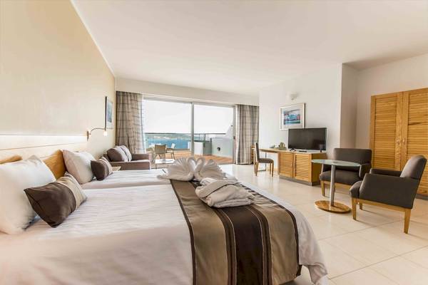 Doppelzimmer im Doubletree by Hilton Malta mit Meerblick, zwei Betten und einem Balkon.