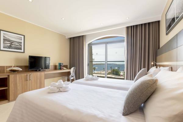 Hotelzimmer von Doubletree by Hilton Malta mit zwei Betten und Meerblick