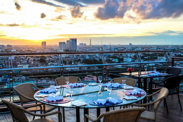Terrasse des Siam@Siam Design Hotels in Bangkok mit Blick auf die Stadt bei Sonnenuntergang