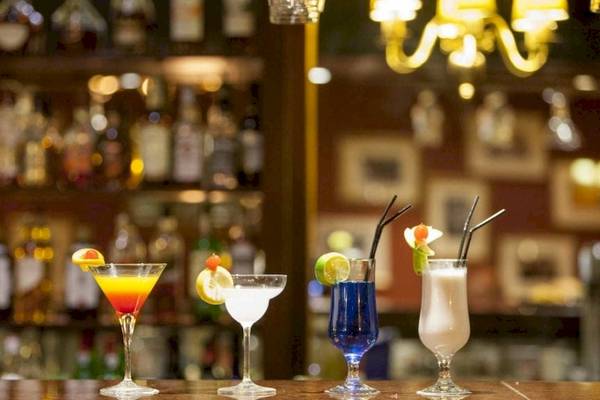 Vier verschiedene Cocktails auf einer Theke im AX The Victoria Hotel.