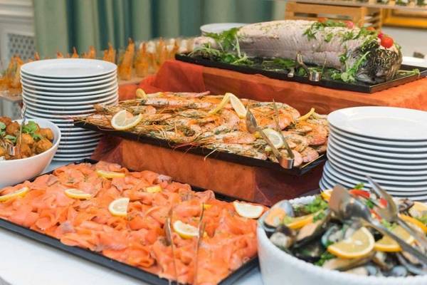 Buffet-Tisch im AX The Victoria Hotel mit verschiedenen Meeresfrüchten und Gerichten.