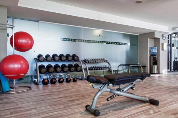 Fitnessraum im AX The Victoria Hotel mit roter Gymnastikball, Gewichte und Trainingsgeräten.