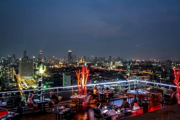 Abendsicht auf die Stadt von der Terrasse des Siam@Siam Design Hotels in Bangkok.