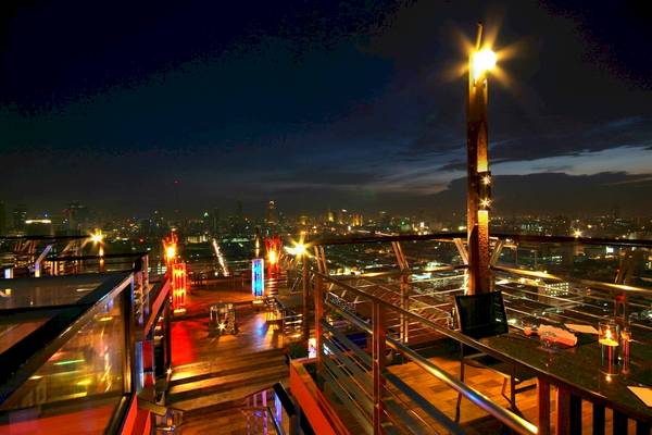 Nachtansicht von der Dachterrasse des Siam@Siam Design Hotels in Bangkok mit Stadtlichter im Hintergrund