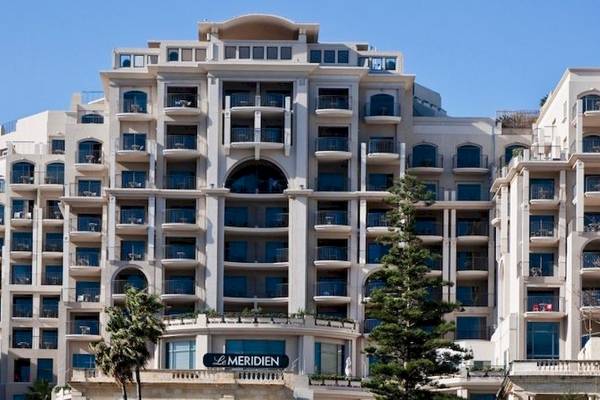 Fassade des Malta Marriott Hotel & Spa mit vielen Fenstern und Balkonen