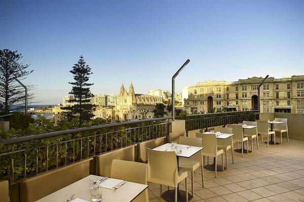 Dachterrasse des Malta Marriott Hotel & Spa mit Blick auf die Stadt.