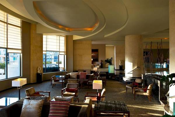 Innenansicht der Hotellobby im Malta Marriott Hotel & Spa mit modernen Möbeln und großen Fenstern.