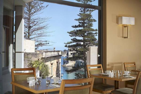 Innenansicht des Restaurants im Malta Marriott Hotel mit Blick auf die Bucht.