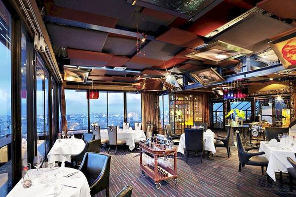 Innenansicht des Restaurants im Siam@Siam Design Hotel Bangkok mit Blick auf die Stadt.