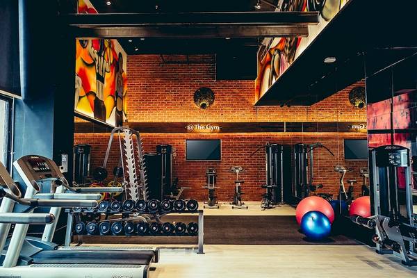 Fitness-Center im Siam@Siam Design Hotel Bangkok mit Laufbändern, Hanteln und Trainingsgeräten.