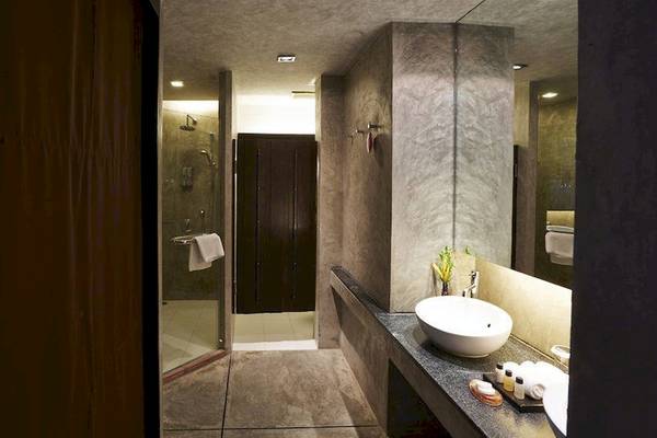 Badezimmer im Siam@Siam Design Hotel Bangkok mit einer weißen Schüssel, einem Waschbecken und einem Spiegel.
