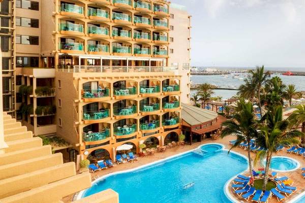 Aussicht auf das Bull Dorado Beach & Spa Hotel mit Swimmingpool und Meer