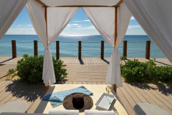 Außenbereich des Ocean Maya Royale Hotels mit Blick auf das Meer von einer Terrasse.