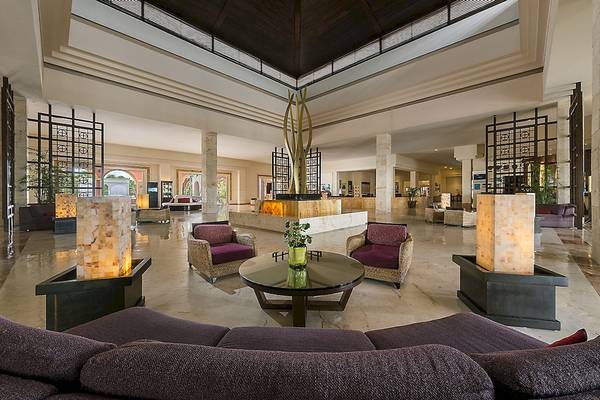 Innenansicht der Lobby des Ocean Maya Royale Hotels mit modernen Möbeln und Pflanzen.