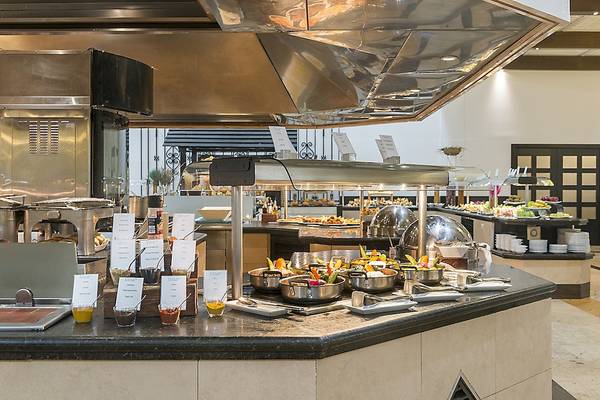 Buffettisch im Ocean Maya Royale Hotel mit verschiedenen Gerichten und Speisen.