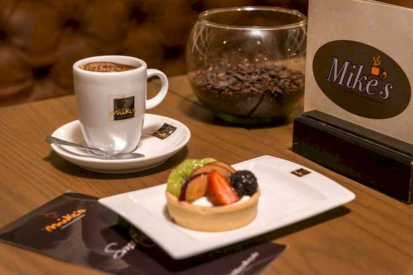 Tisch mit Kaffee und Nachtisch im Hotel Ocean Maya Royale
