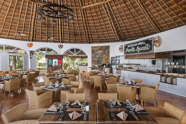Innenansicht des Restaurants im Ocean Maya Royale Hotel mit gerundeter Decke und mexikanischen Speisen.