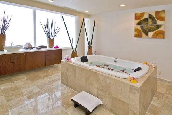 Badezimmer des Ocean Maya Royale Hotels mit Badewanne, Dekoration und Blick auf das Meer.