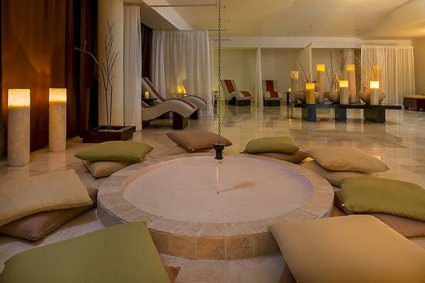 Wellnessbereich des Ocean Maya Royale Hotels mit Meditationsbereich und Loungestühlen.