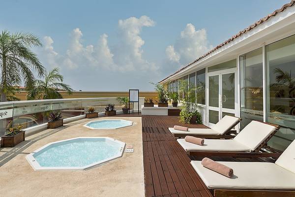 Terrasse im Ocean Maya Royale Hotel mit Whirlpools und Liegestühlen