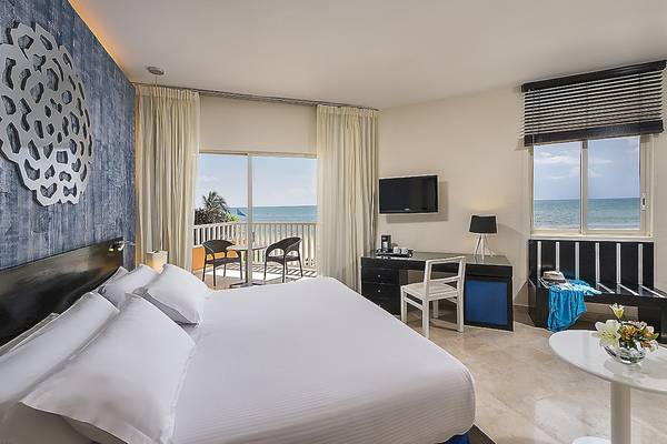 Ein modernes Hotelzimmer mit Blick auf das Meer im Ocean Maya Royale.